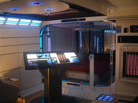 Fanoušek Star Treku proměnil byt v repliku vesmírné lodi.